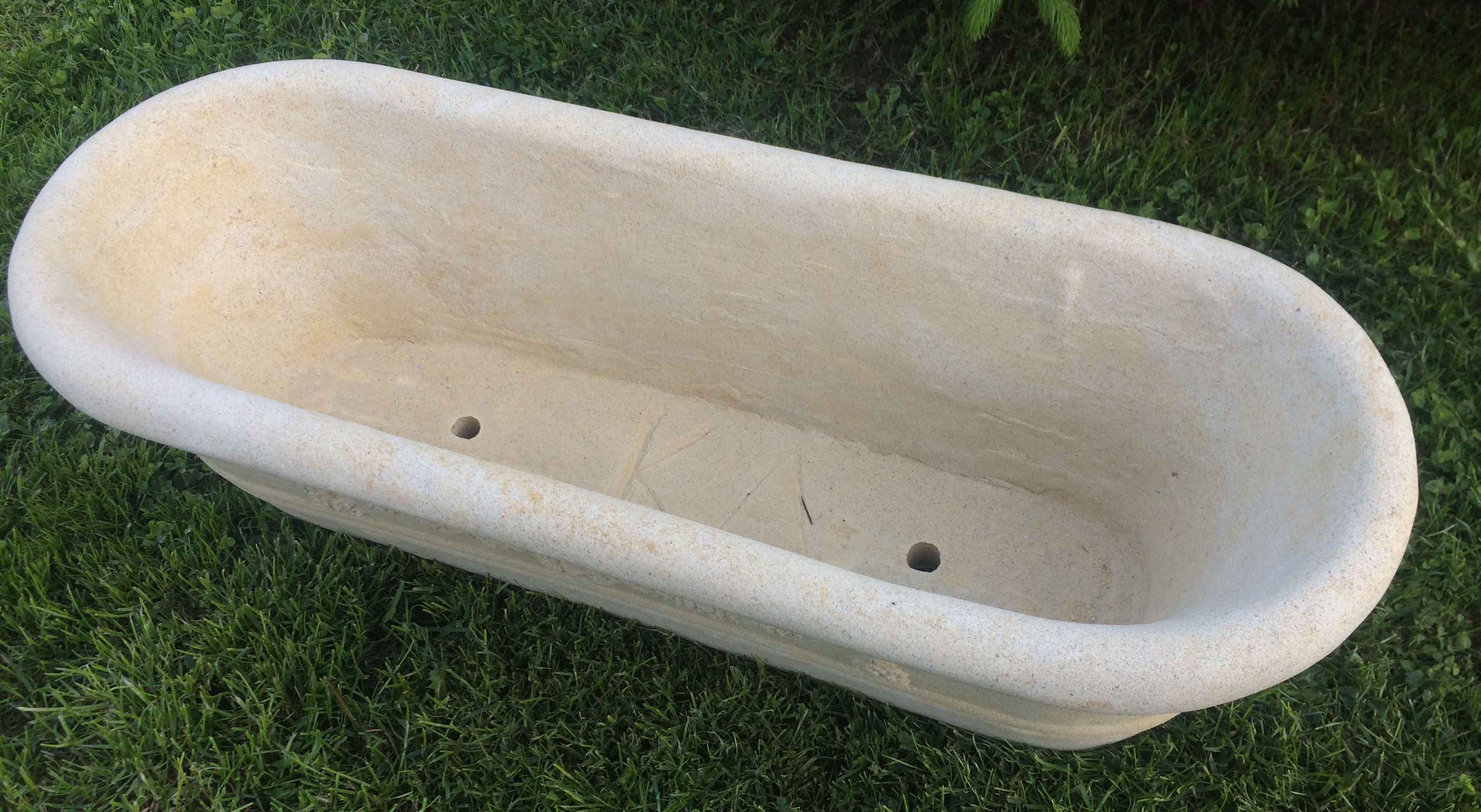 Koryto s květinovou girlandou