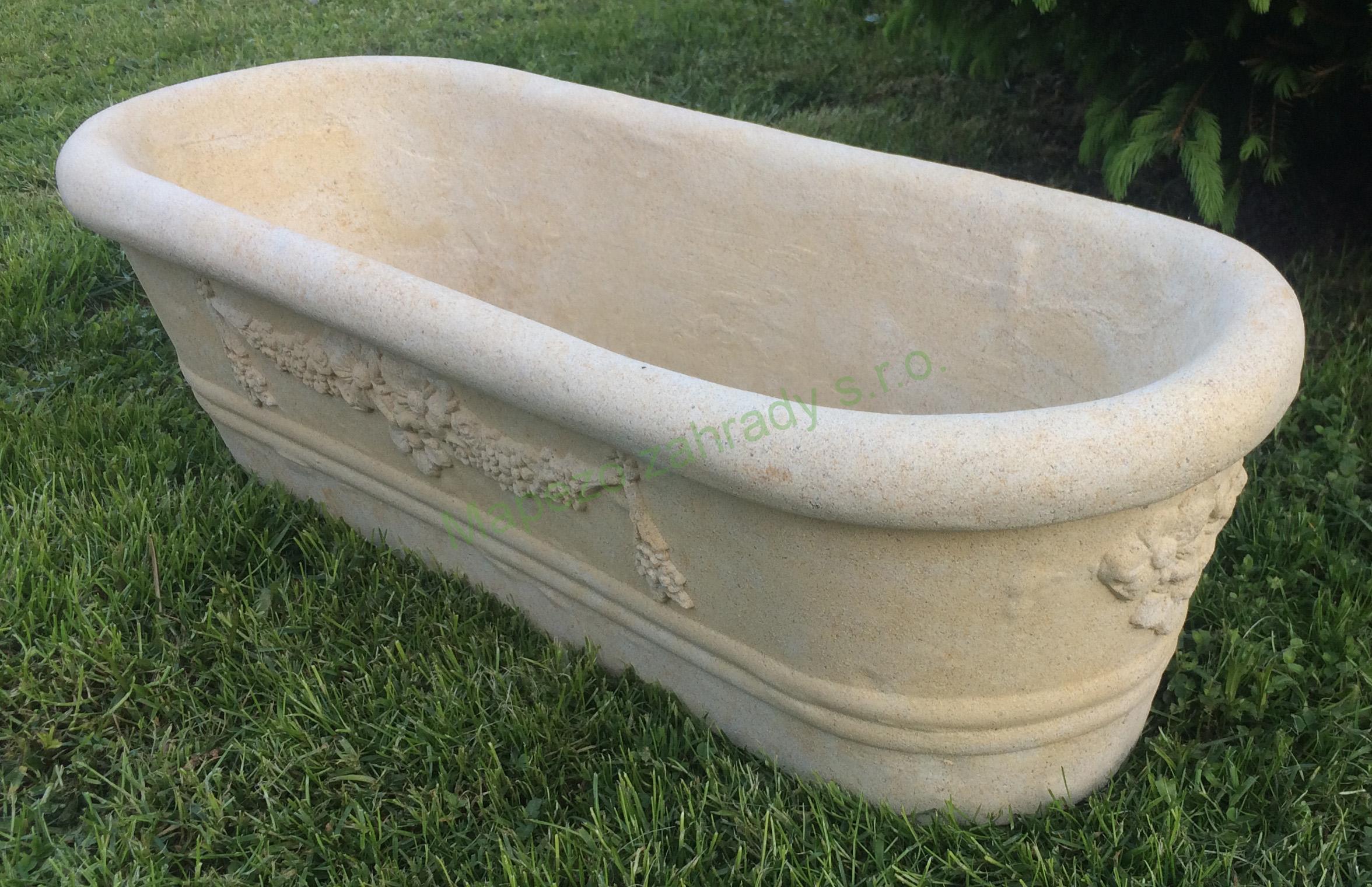 Koryto s květinovou girlandou