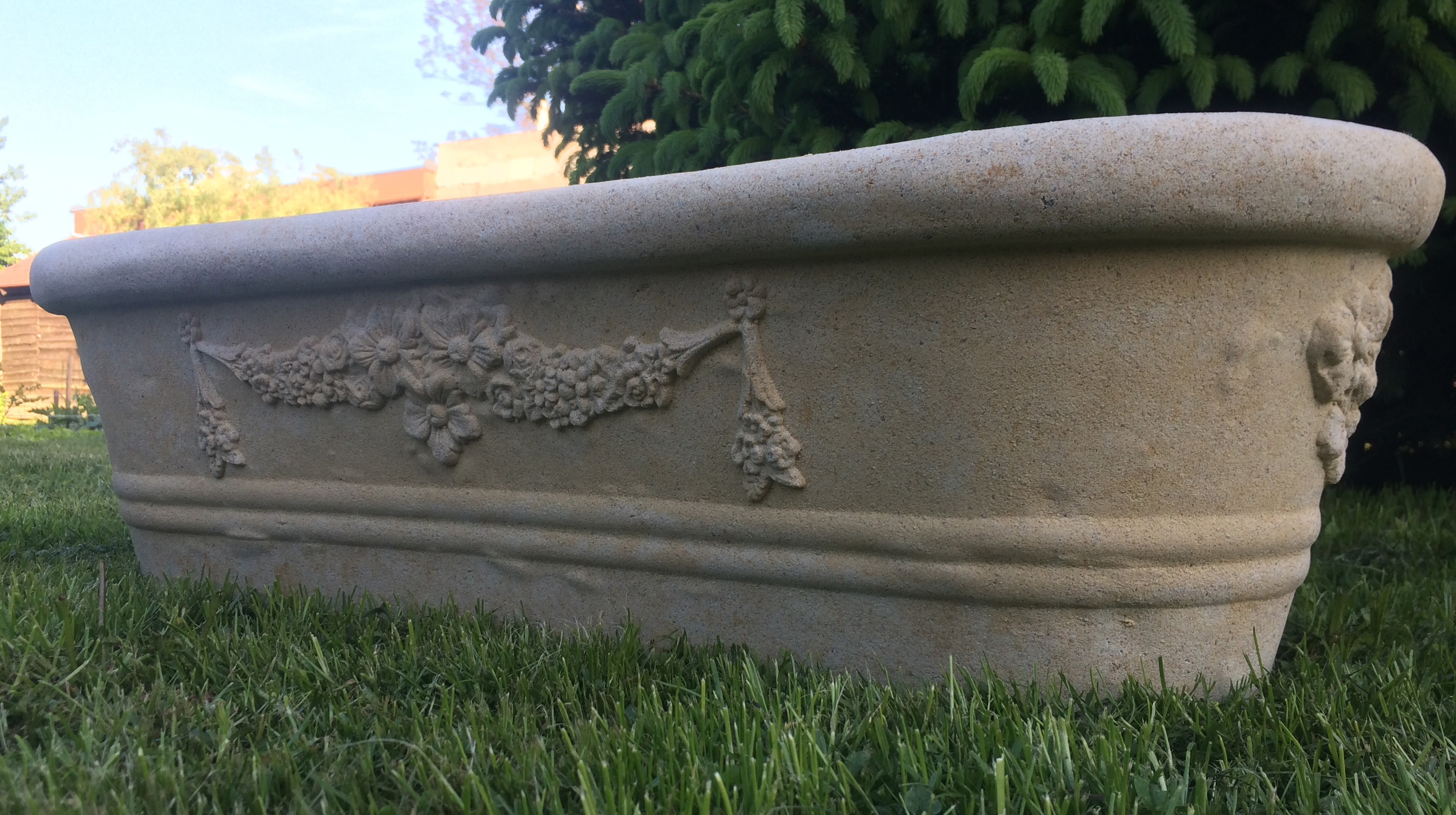 Koryto s květinovou girlandou